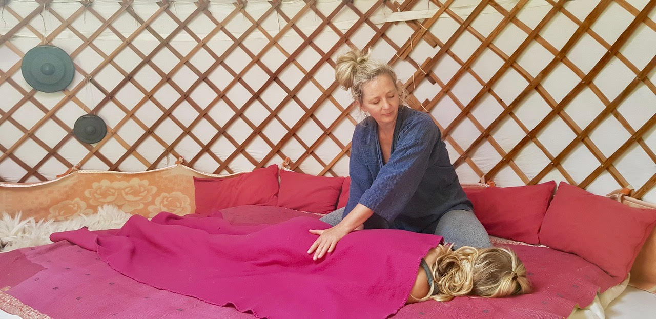 christel_meershiatsu Christel van der Meer geeft een Shiatsu sessie